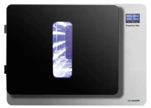 Equipo ShapeCure Max de RAYSHAPE para postcurado de piezas dentales impresas en 3D.
