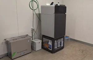 Generador de nitrógeno conectado a un sistema de impresión 3D dental para postcurado de resinas.